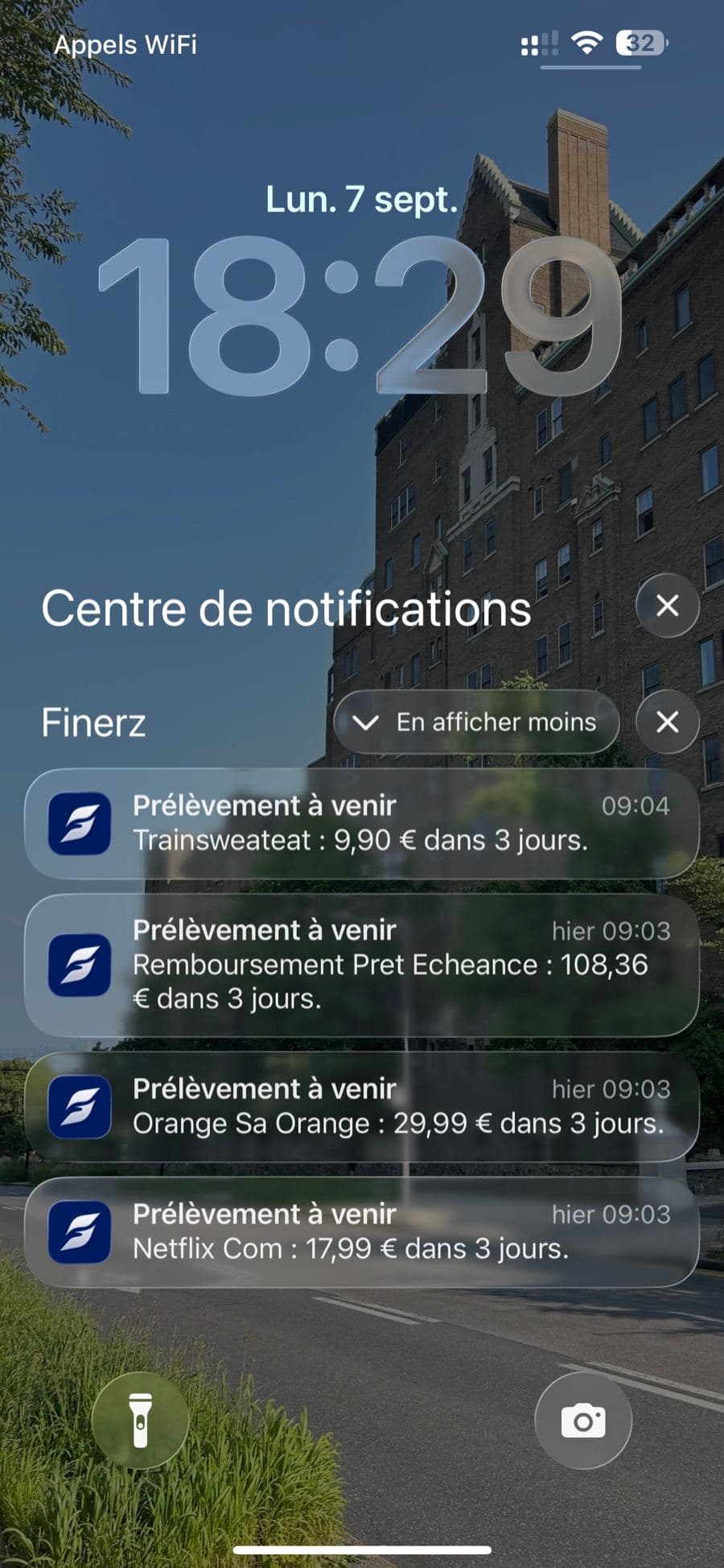 Écran verrouillé d'un iPhone avec quatre notifications Finerz « Prélèvement à venir » annonçant un montant dans 3 jours